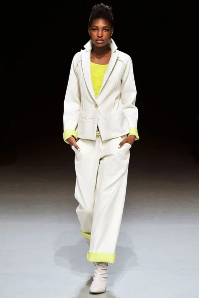 Look 16